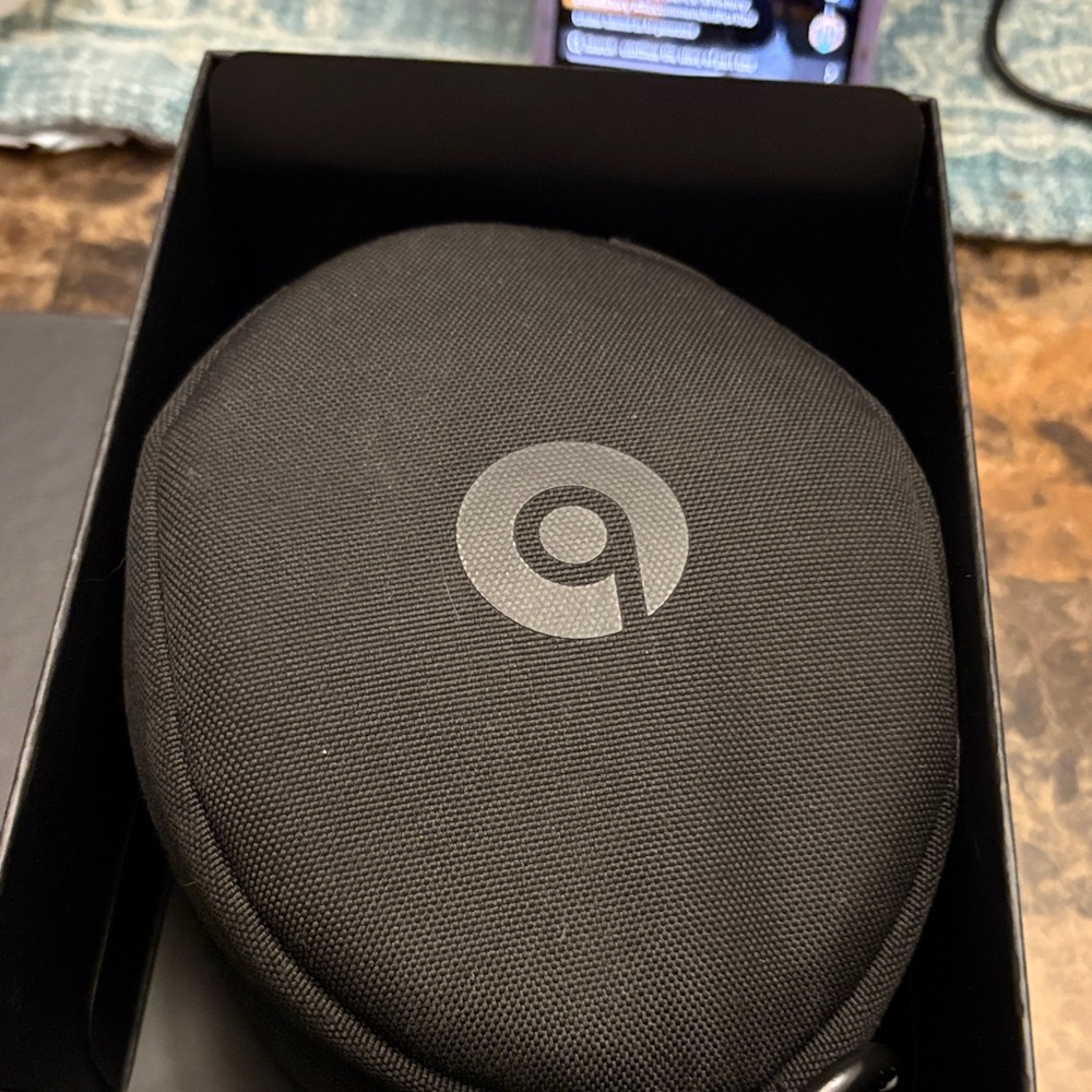 Beats Black Carrying Case and headphone Solo3 in Black
OBO!!!!!!